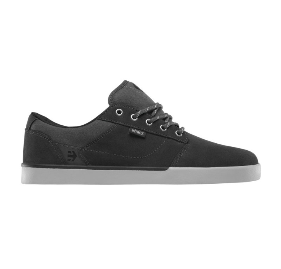 etnies suede